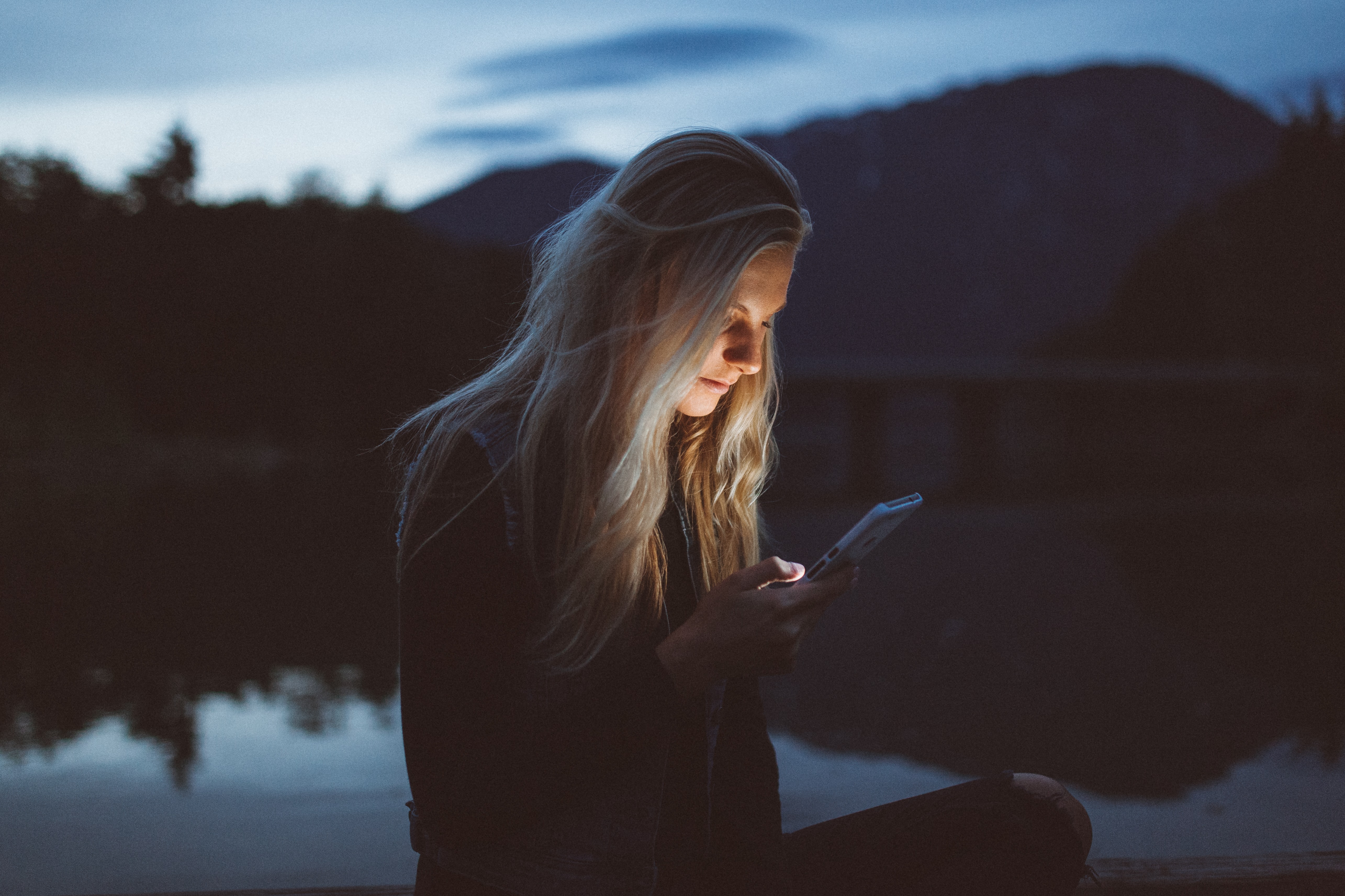 girl with phone